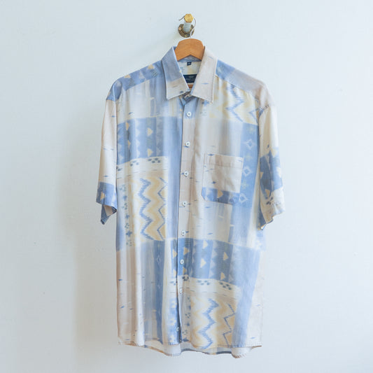 Blauwe beige vintage hemd merk Fresh Vintage aan kapstok