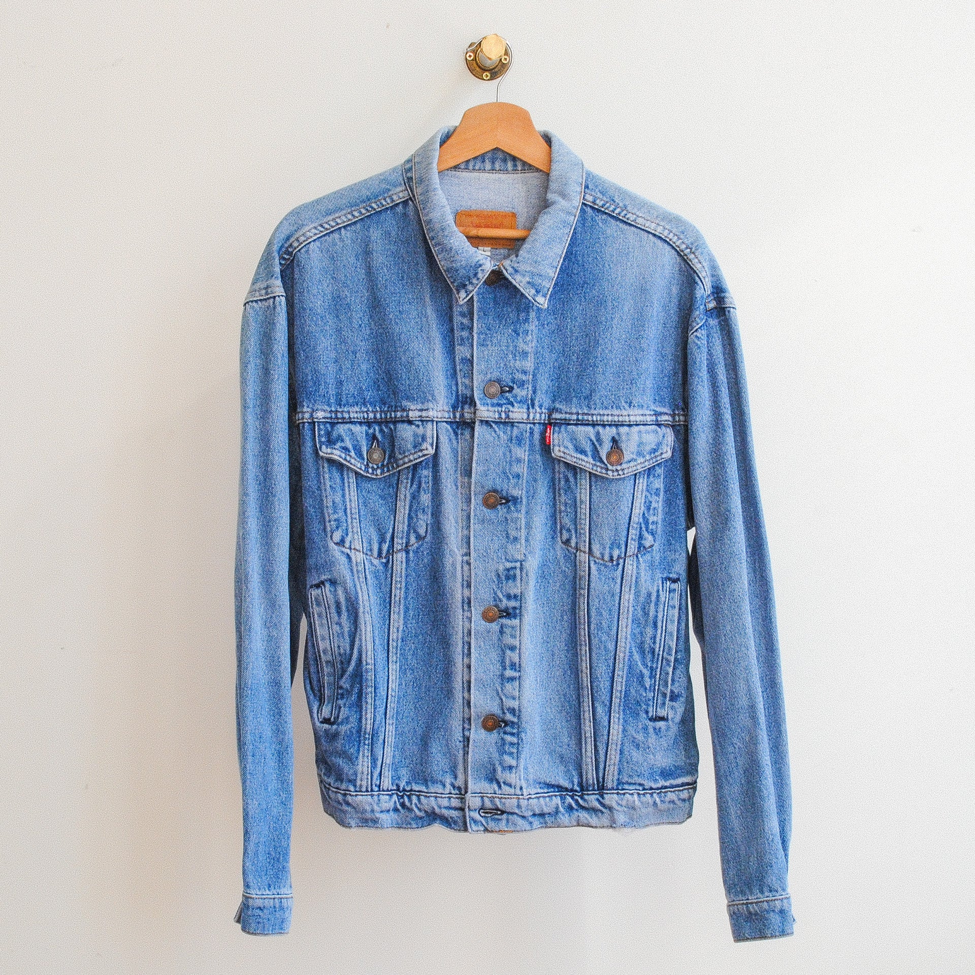 blauwe vintage levis jeansjas op kapstok