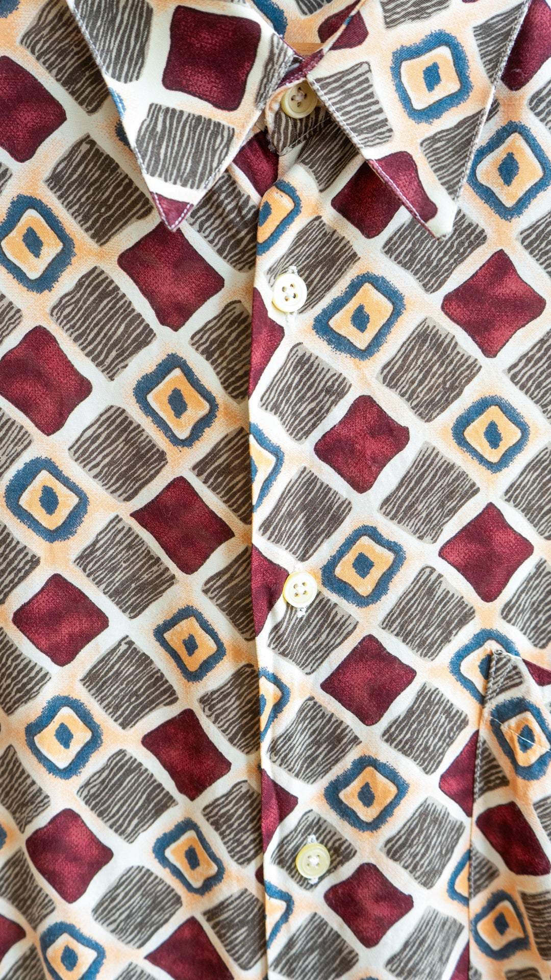 close-up van wit jaren 90 vintage hemd met ruiten in verschillende kleuren en knopen