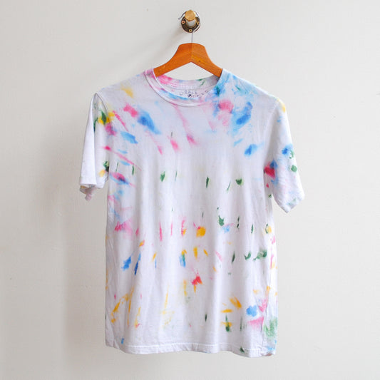 witte-tie-dye-tshirt-met-veel-kleuren