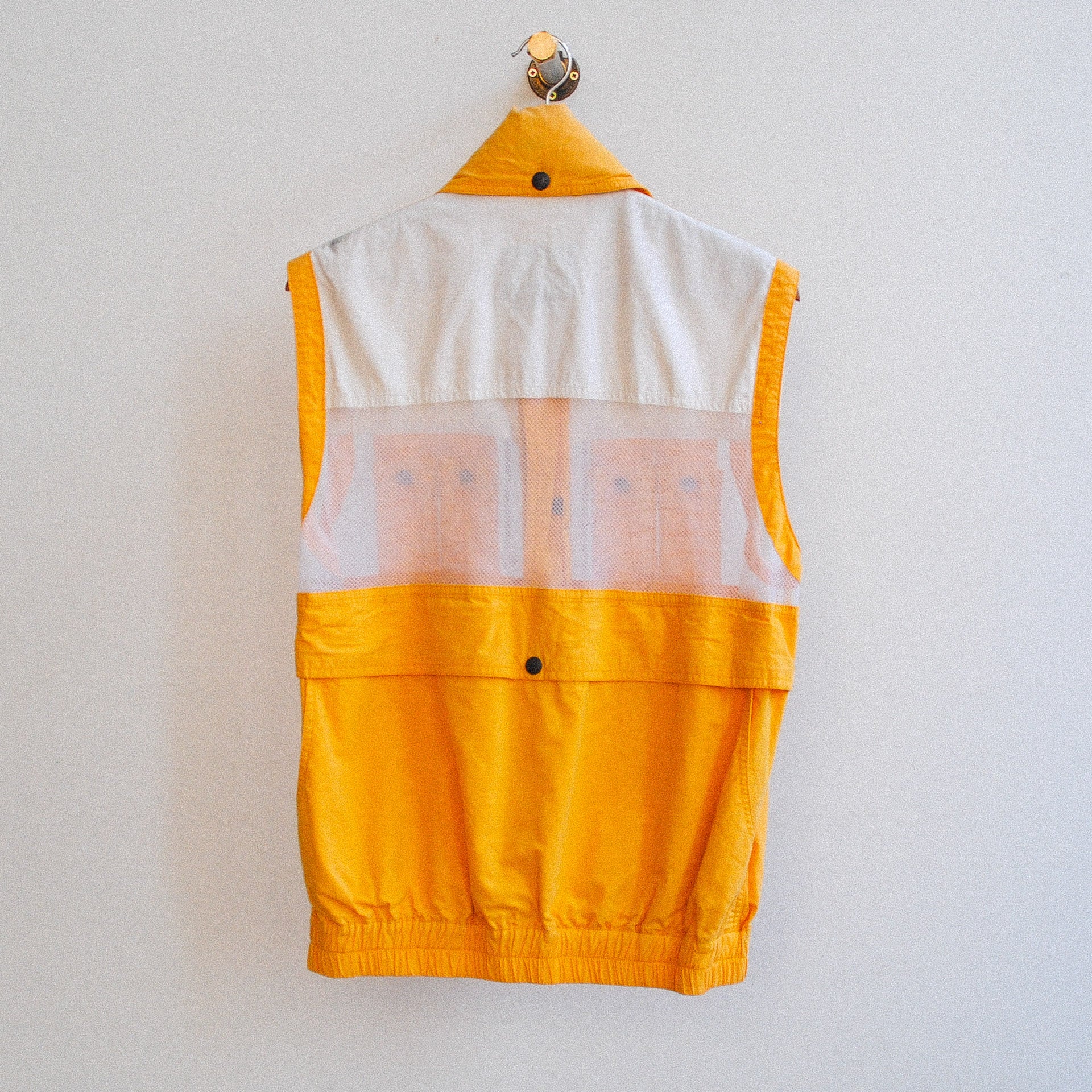 tweedehands-sportieve-gilet-in-wit-geel-zwart