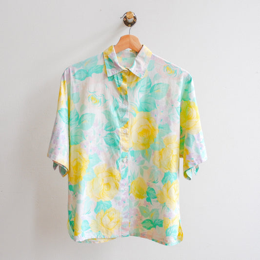 vintage-blouse-met-grote-gele-bloemen-in-combinatie-met-wit-en-groen