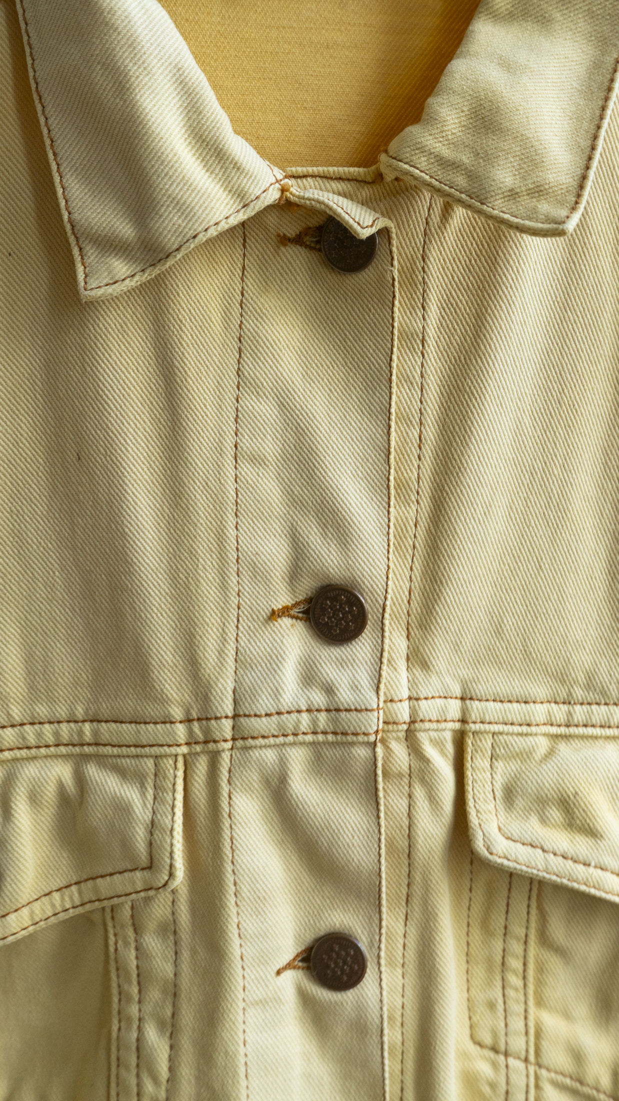 detail jaren 90 gele jeansjas fresh vintage