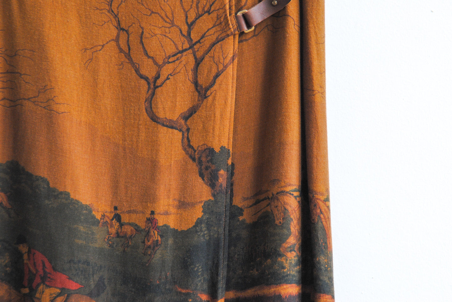 detail vintage yves saint laurent rok lopende paarden in het wild afgebeeld natuurlandschap en bomen