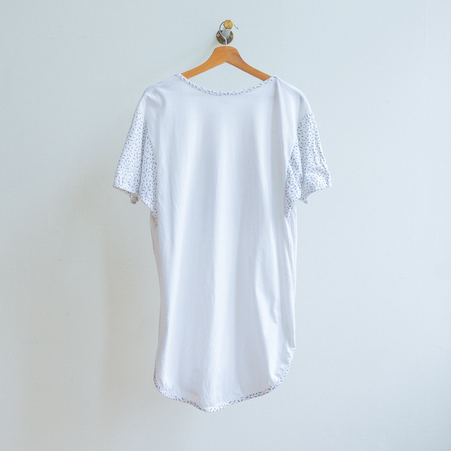 achterzijde witte t-shirt jurk uit de jaren 90 met korte mouwen