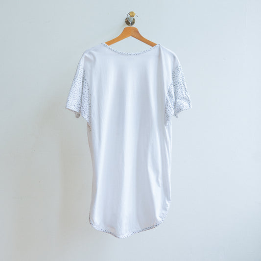 achterzijde witte t-shirt jurk uit de jaren 90 met korte mouwen