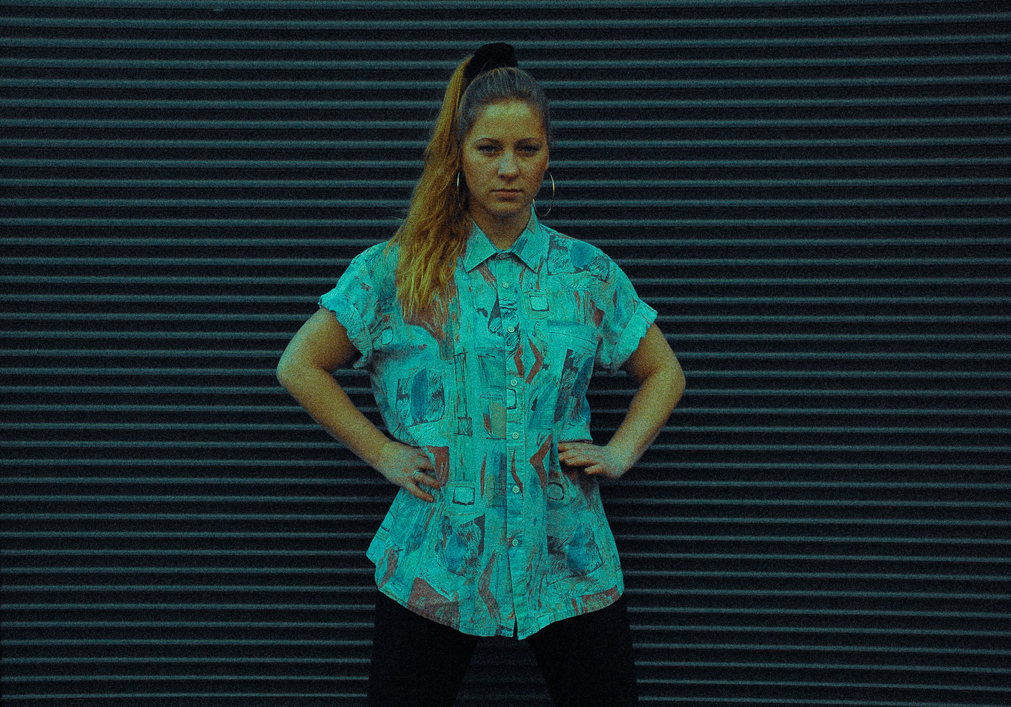 vrouw-voor-garagepoort-fierce-look-blauw-hemd-fresh-vintage-collectie