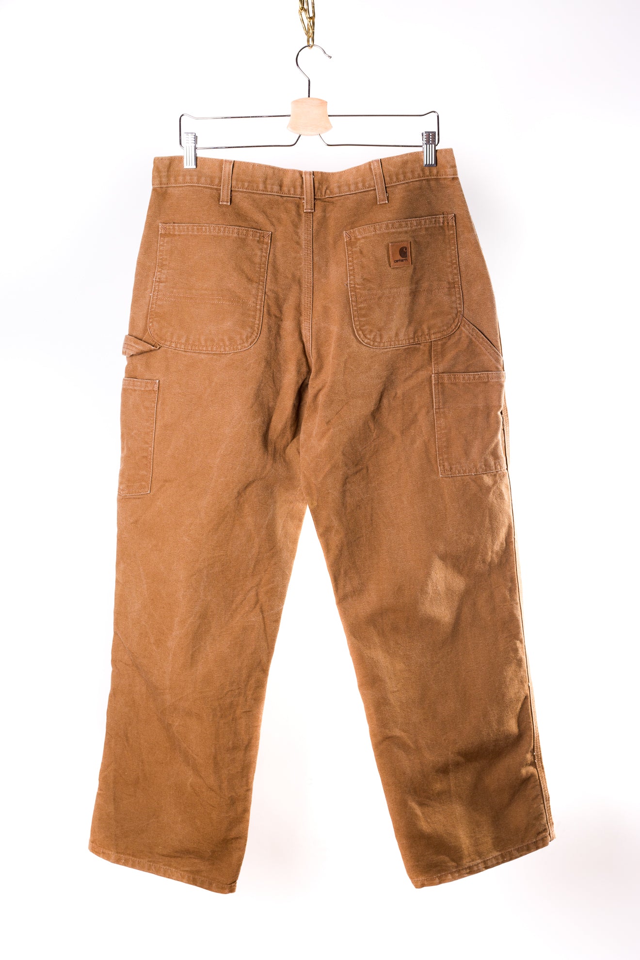 bruin-oranje-carhartt-jeans-tegen-witte-achtergrond