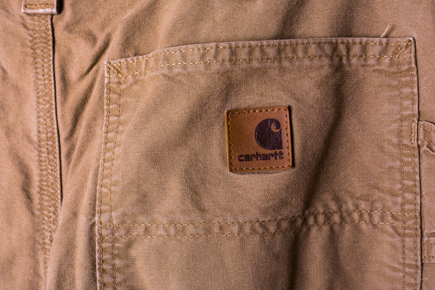 carhartt-jeans-achterzak-met-carhartt-logo-bruin