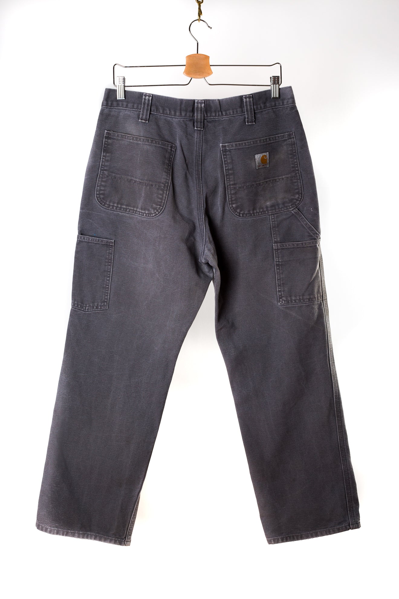 grijze-carhartt-jeans-op-kapstok