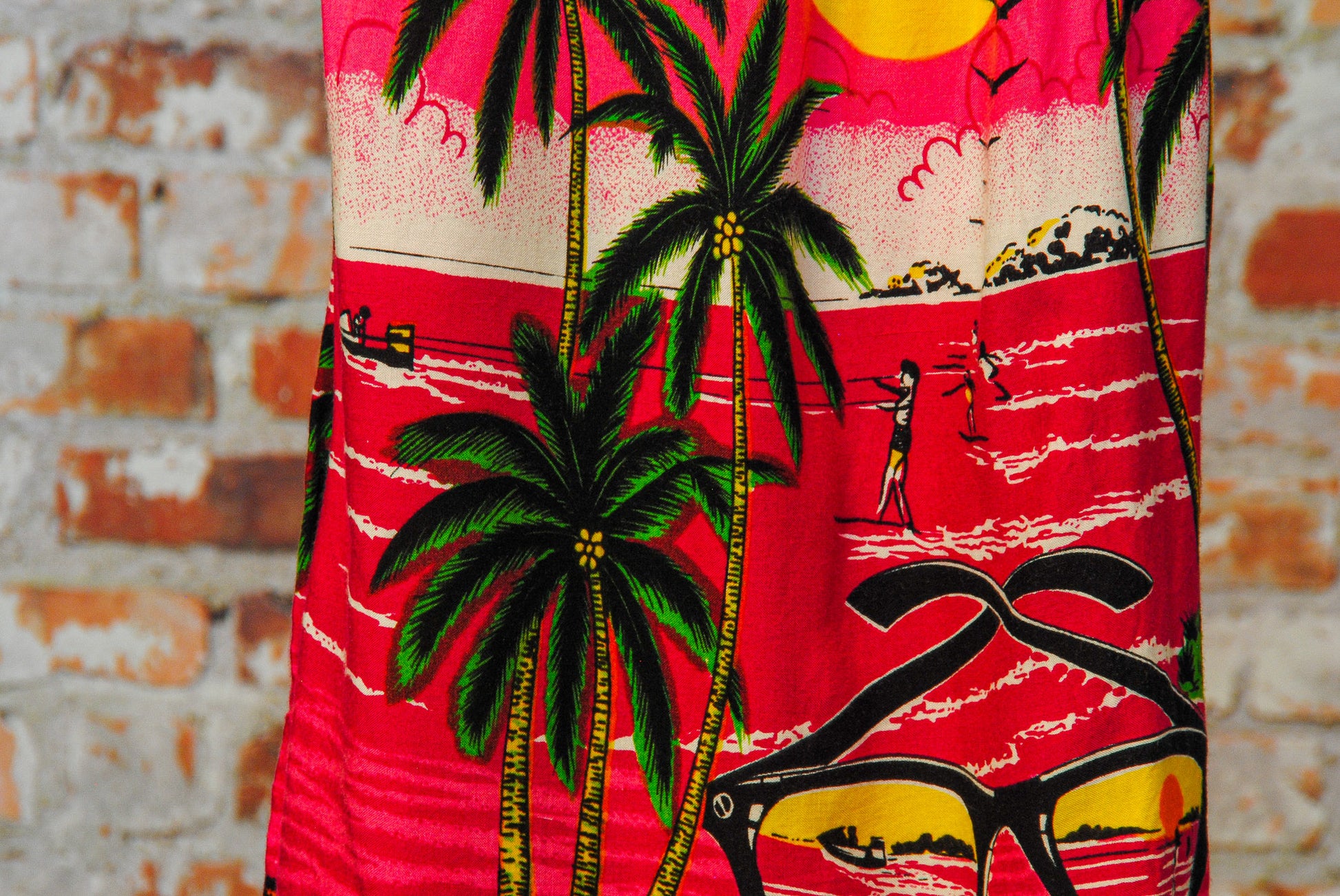 fresh-vintage-short-met-palmbool-zon-zonnenbril-vogels-strand-en-zee-ingezoomd-palmboom-en-surfer-op-zee