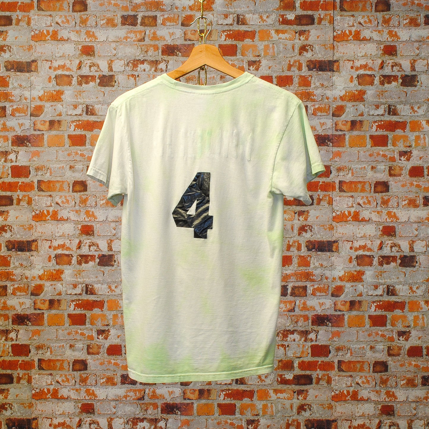 lichtgroene twisters tie dye tshirt met nummer 4 aan de achterkant