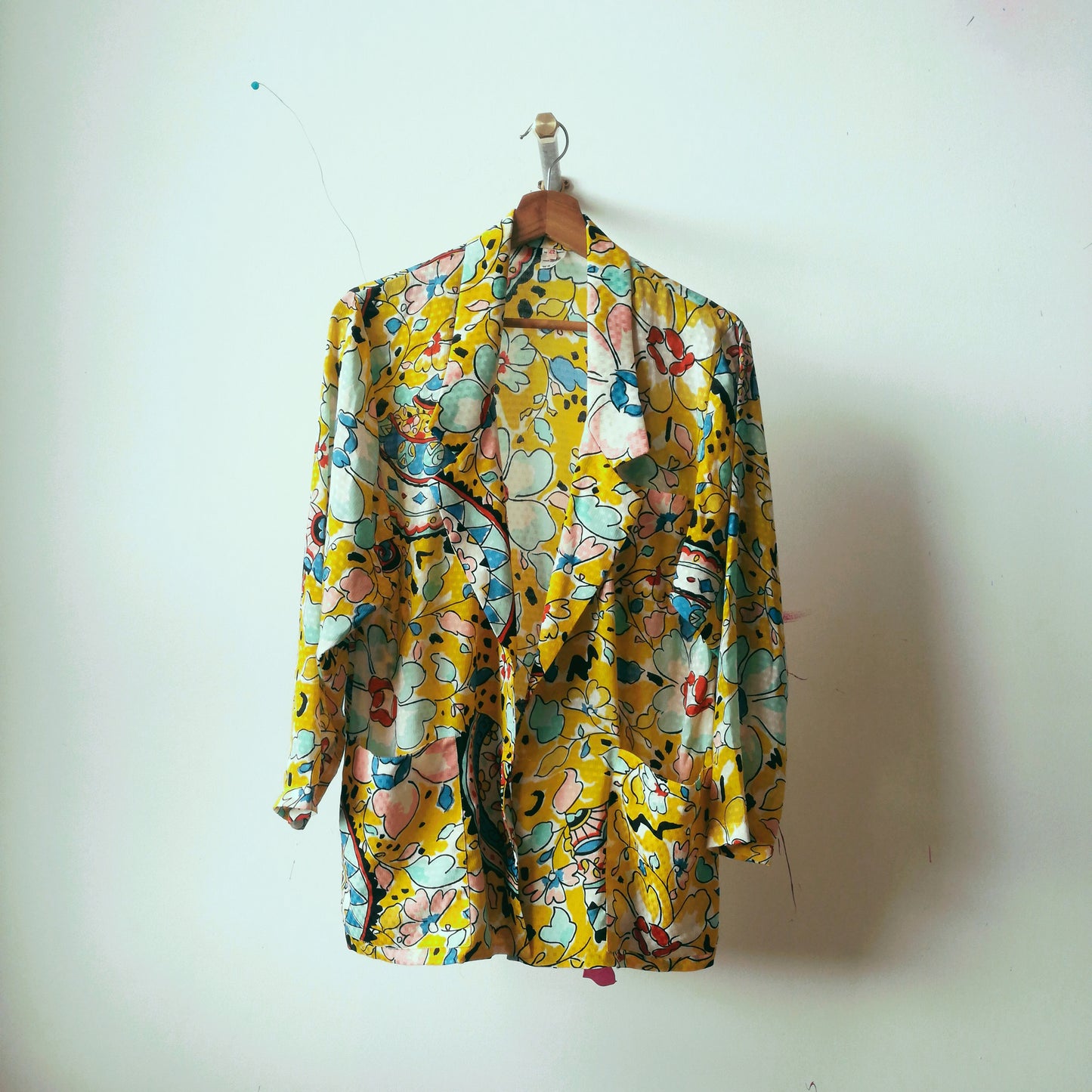 funky-vintage-blazer-in-geel-met-bloemenpatroon