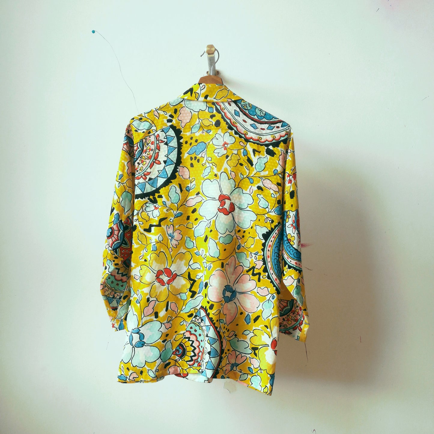 funky-vintage-blazer-aan-kapstok-in-geel