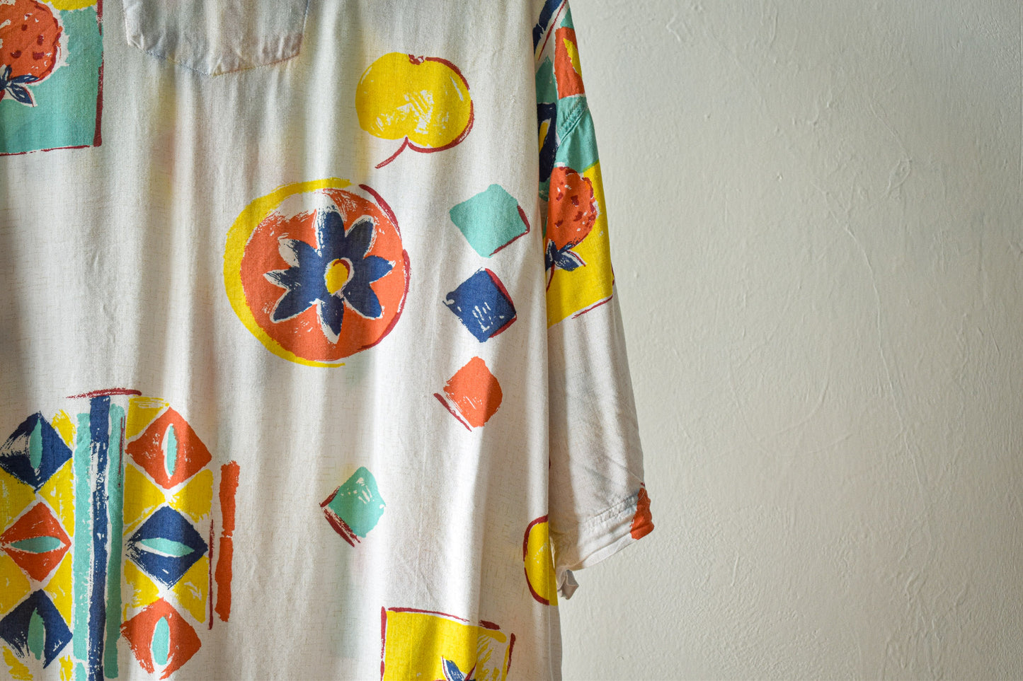 wit-vintage-hemd-met-verschillende-kleuren-en-patronen