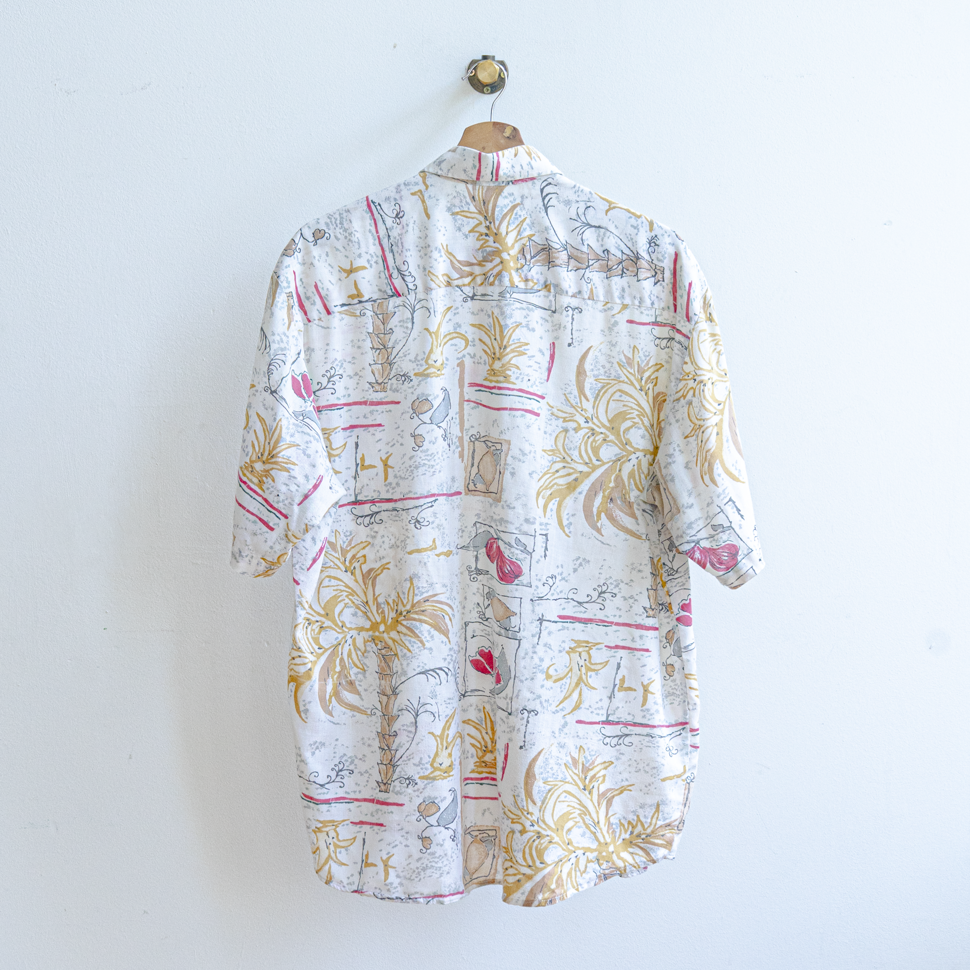Classic vintage shirt in White red yellow Fresh vintage