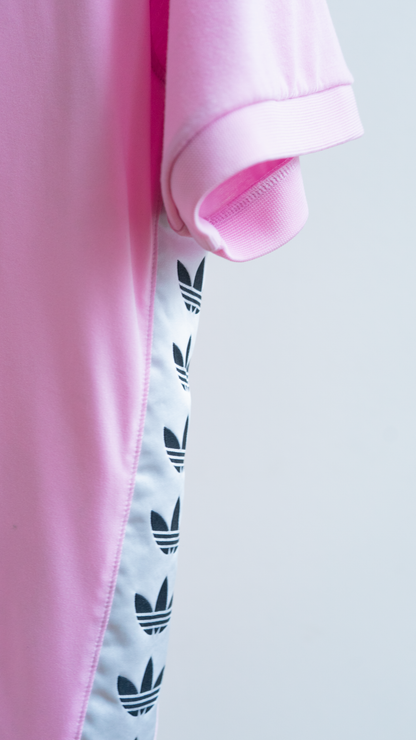 detail roze t-shirt adidas herhaald adidas logo zijstrip tshirt 