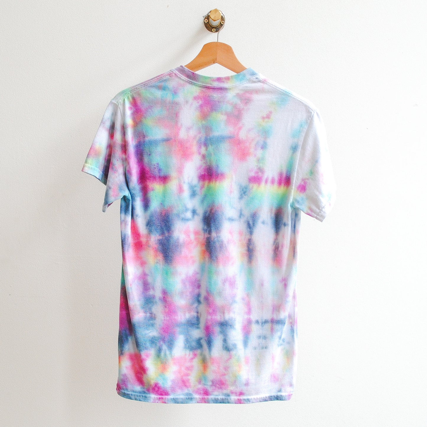 tweedehands tie dye tshirt s'more fun in wit en verschillende kleuren achterkant