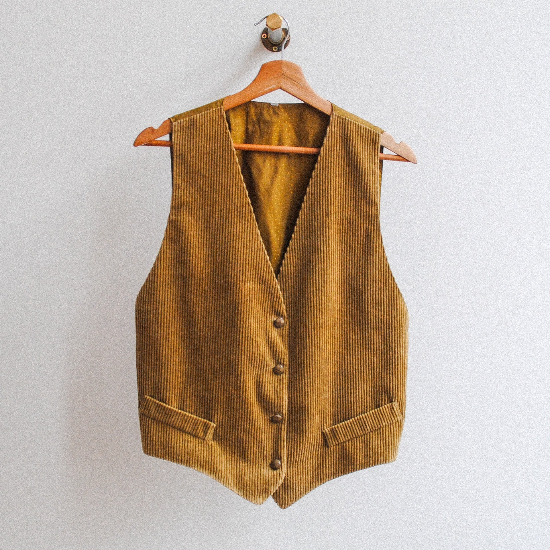 koffiekleurige-bruine-vintage-gilet-in-corduroy-stof