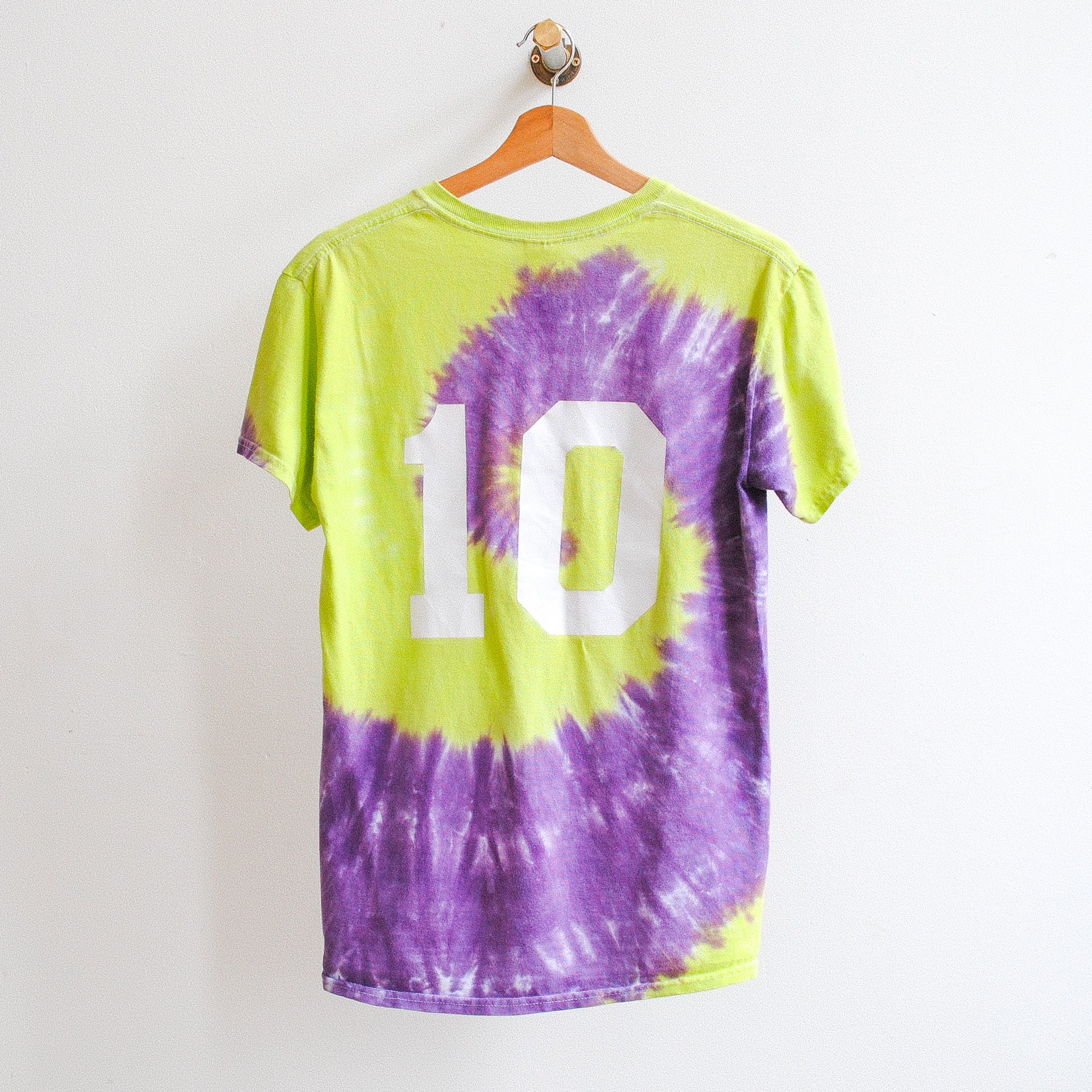 tweedehands-tie-dye-tshirt-fluogroen-paars-achterkant-met-nr-10