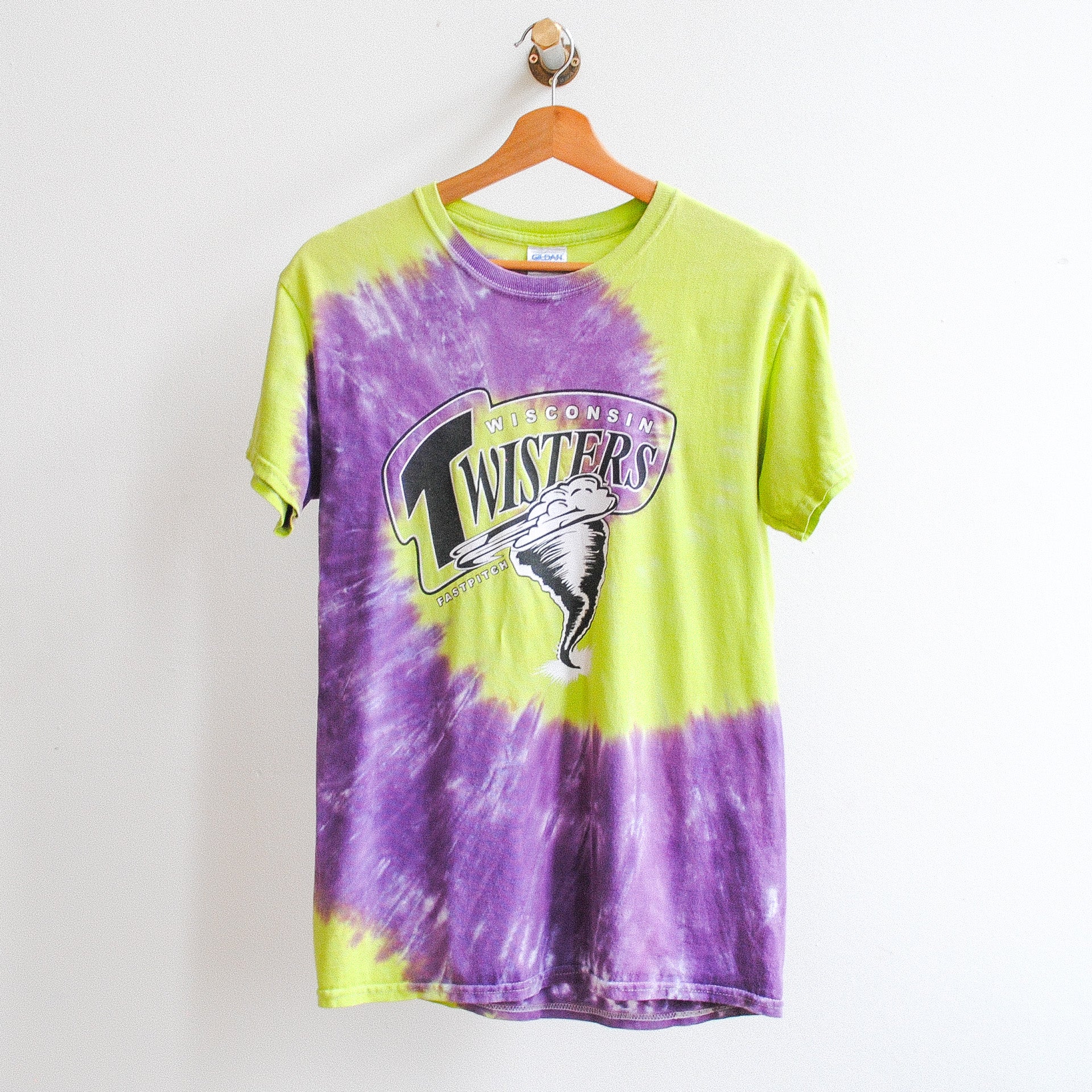 tweedehands-twisters-tie-dye-tshirt-in-fluogroen-en-paars-met-orkaan-afbeelding