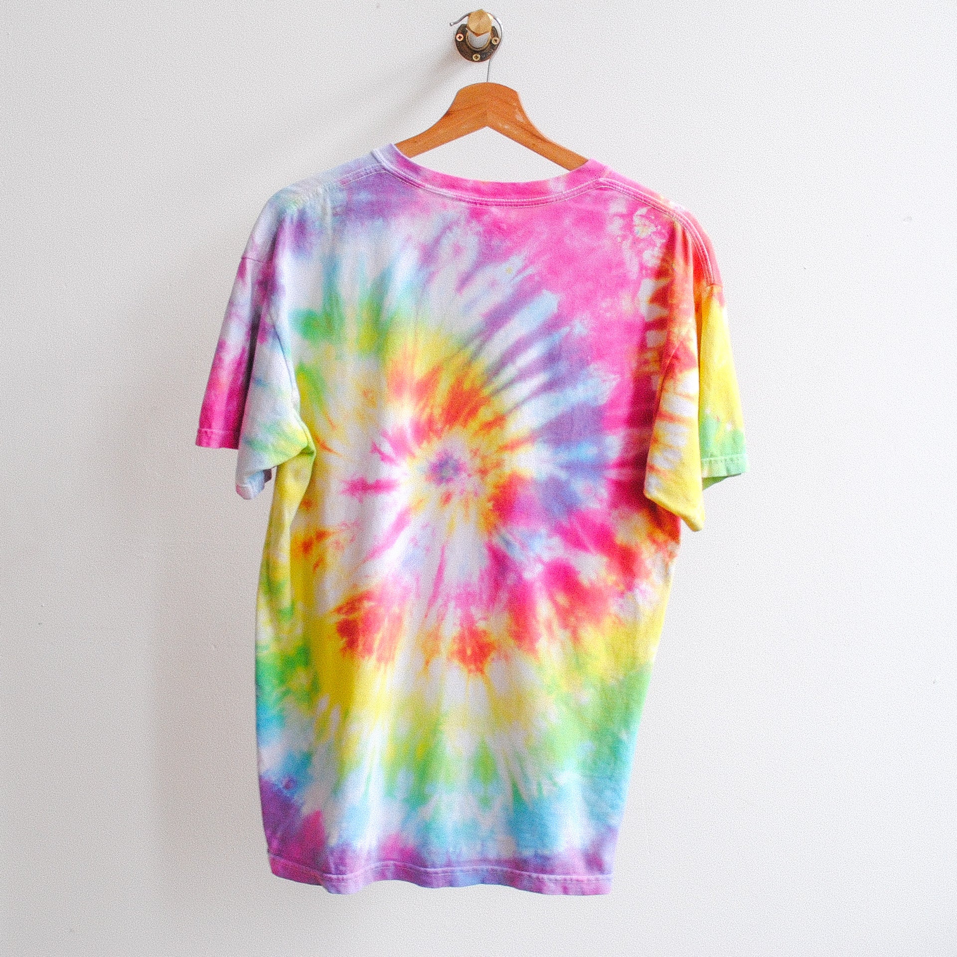 happy rainbow tie dye t-shirt in regenboogkleuren aan kapstok