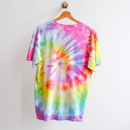 happy rainbow tie dye t-shirt in regenboogkleuren aan kapstok