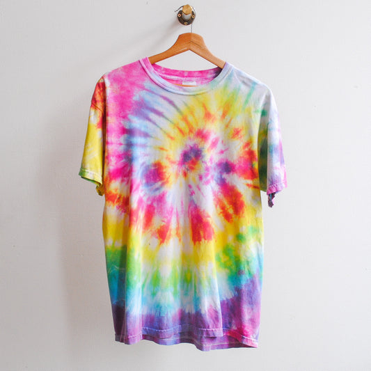 happy rainbow tie dye t-shirt in regenboogkleuren