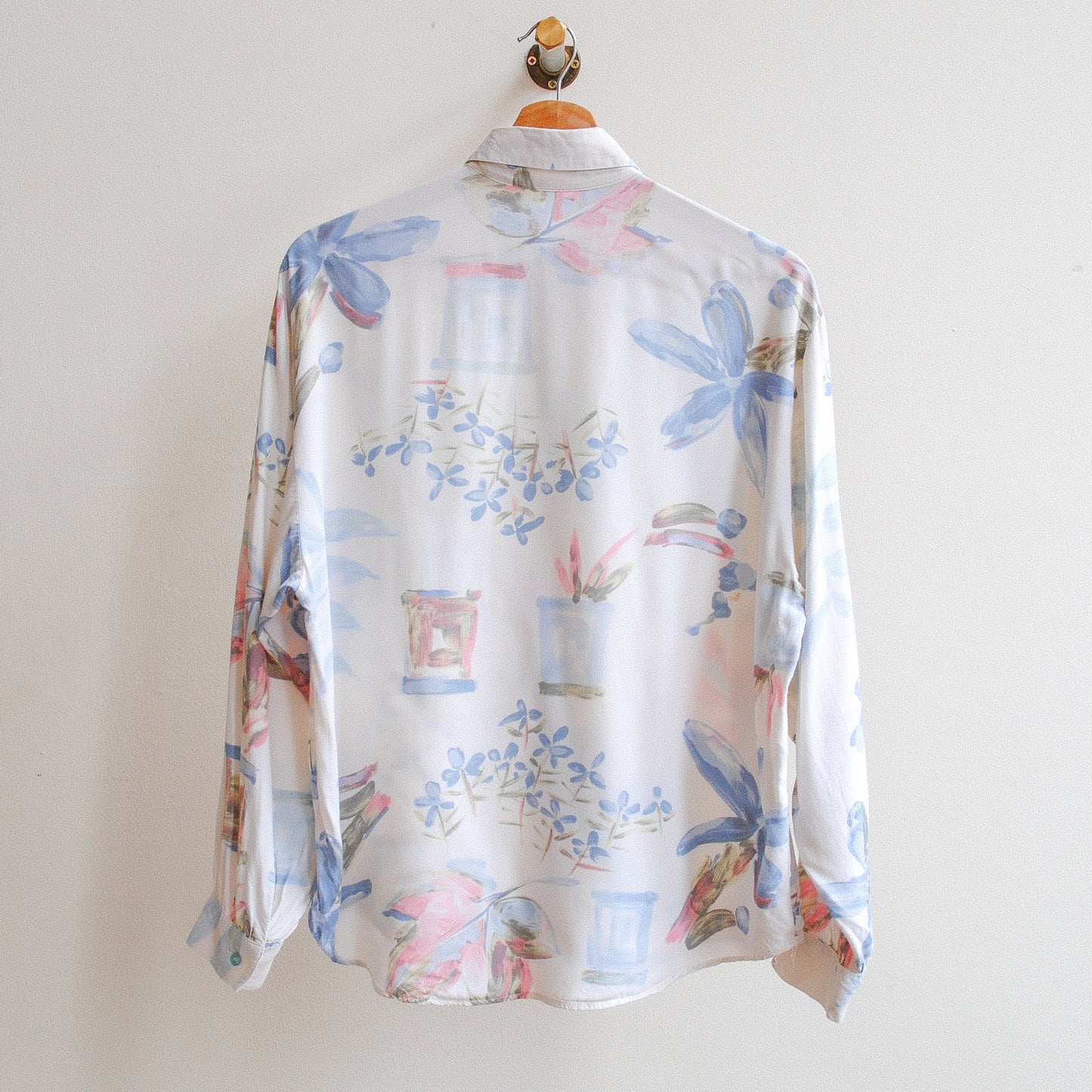 witte-vintage-blouse-met-bloemen-in-roze-blauw-en-groen