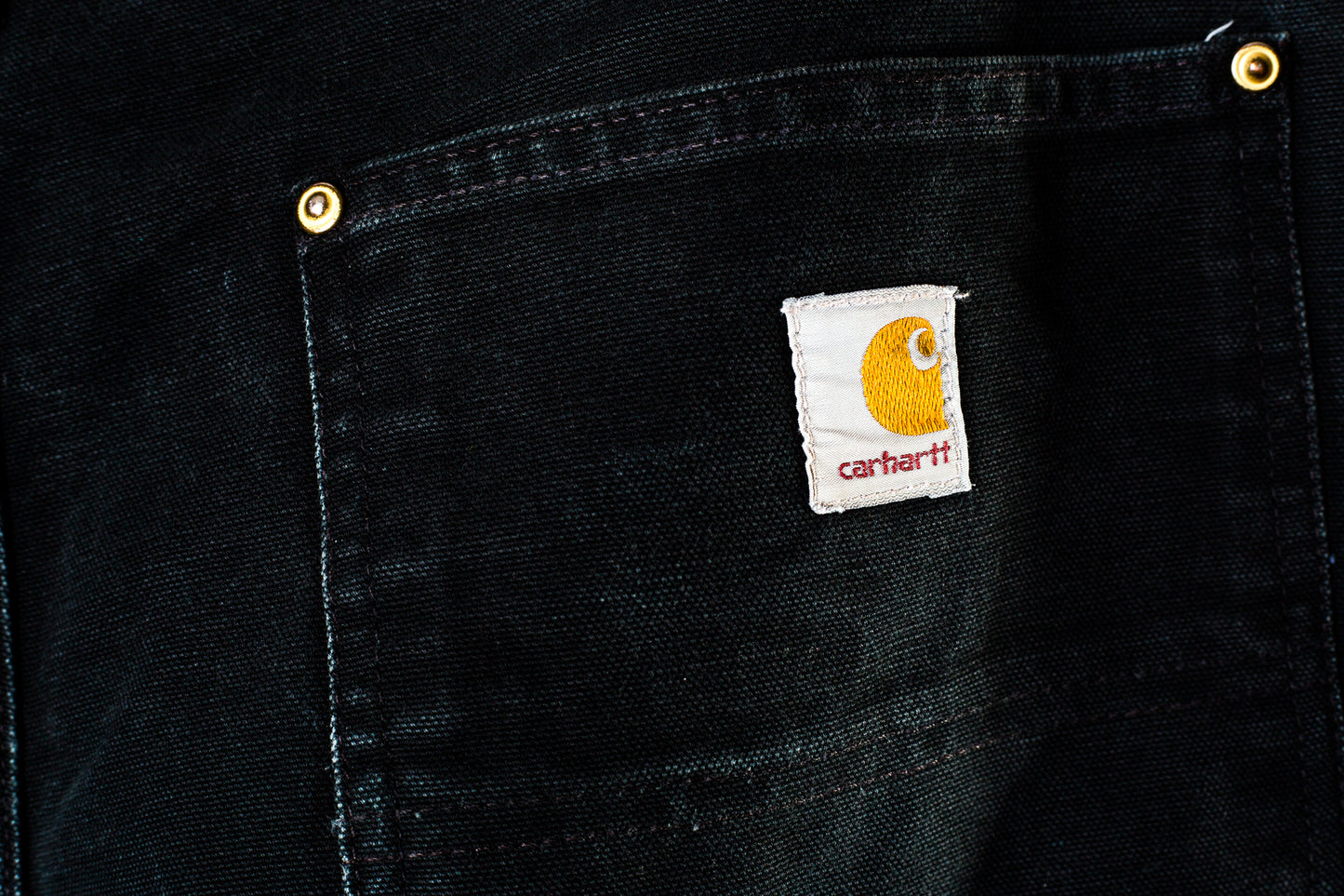 zwarte-carhartt-jeans-met-wit-oranje-carhartt-logo