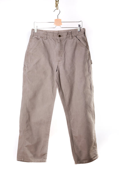 grijze-carhartt-broek-op-kapstok