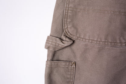 detail-stof-grijze-carhartt-broek-achterzak-en-lusje