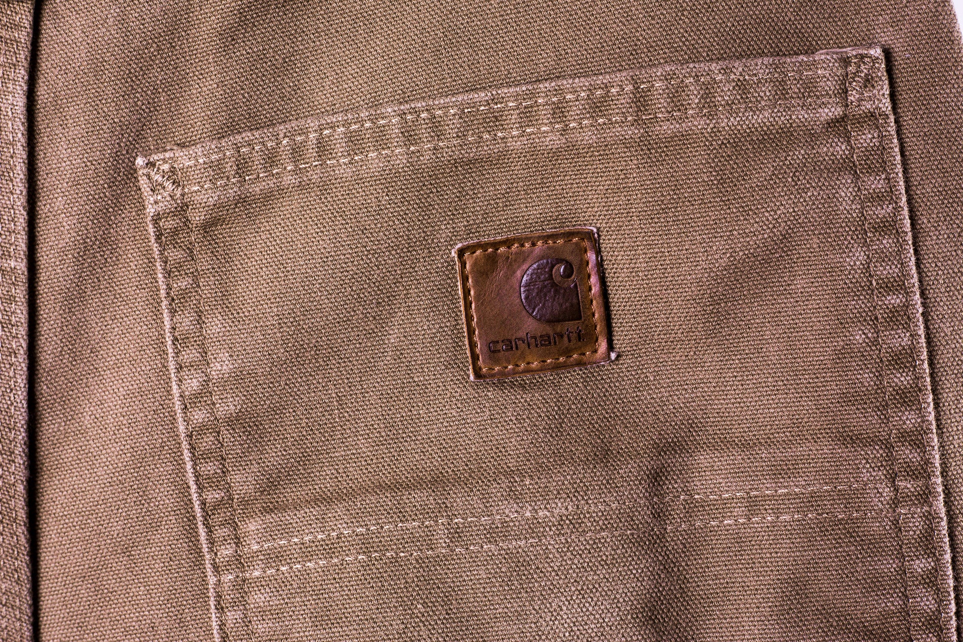 bruine-carhartt-broek-met-leren-logo