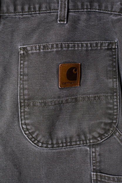 carhartt-logo-op-carhartt-broekzak-van-afgewassen-groene-broek-carhartt-jeans