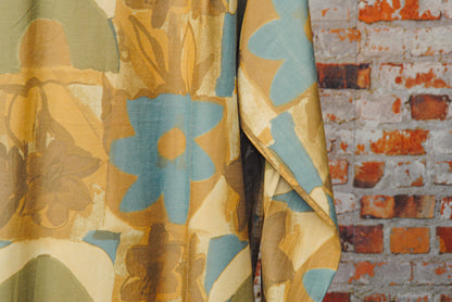 casual-vintage-hemd-in-blauw-en-beige-uit-de-fresh-vintage-collectie-ingezoomd-op-stof-met-blauwe-bloemen