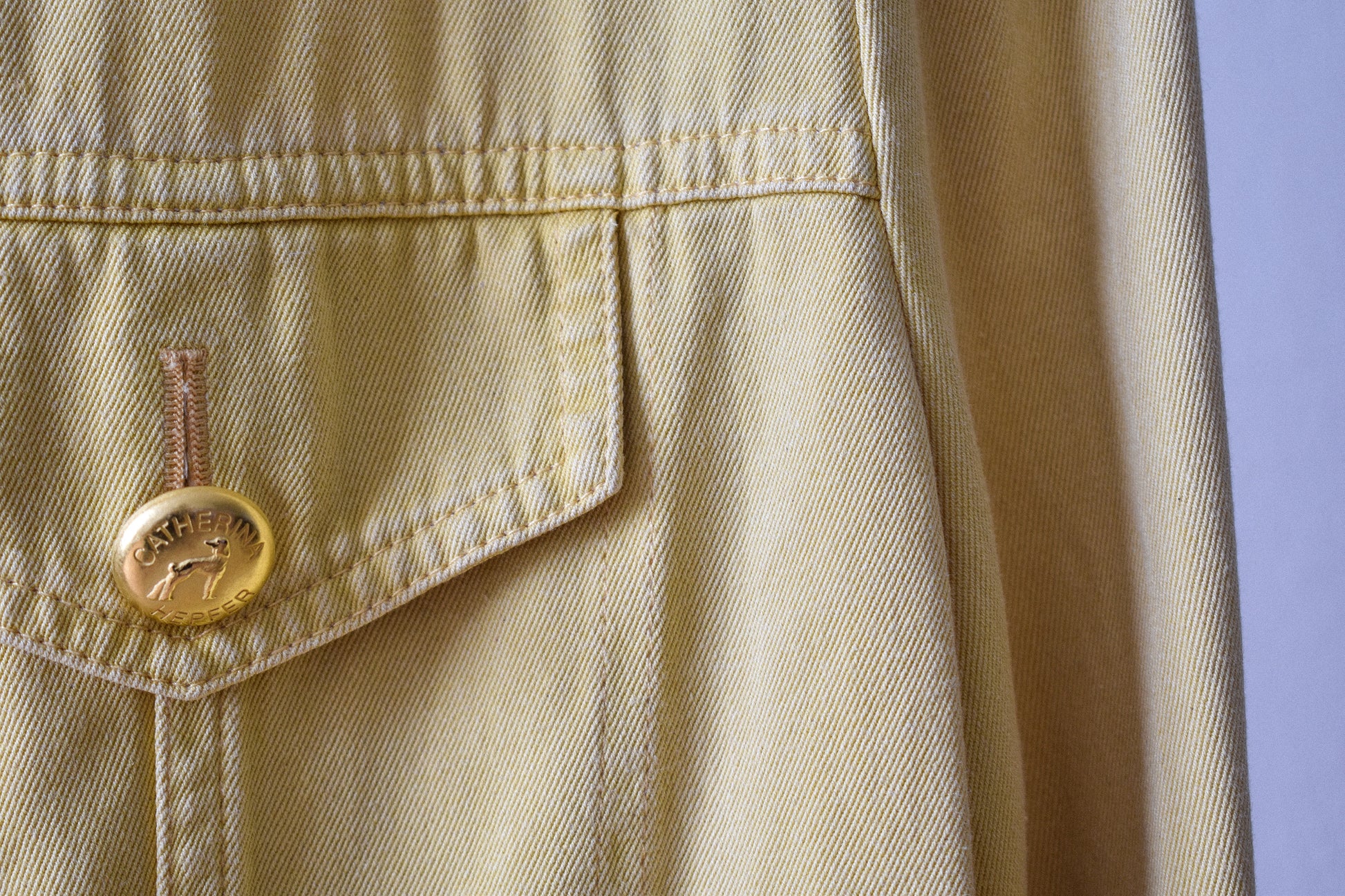 gele-jeansjas-gouden-knop