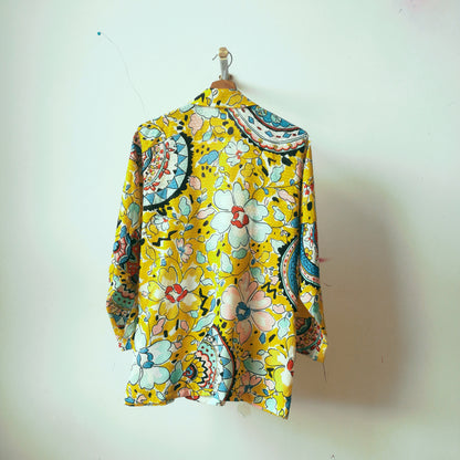 funky-vintage-blazer-aan-kapstok-in-geel