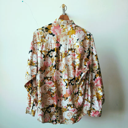 vintage-blouse-met-bloemenpatroon-in-roze-beige-zwart-en-goud